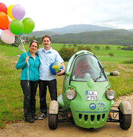 Sonja Brokopp & Hubert Fredrich mit Elektroauto SAM